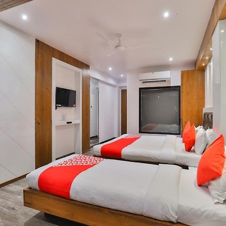 Oyo 1389 Hotel Relax Inn Surat Exterior foto