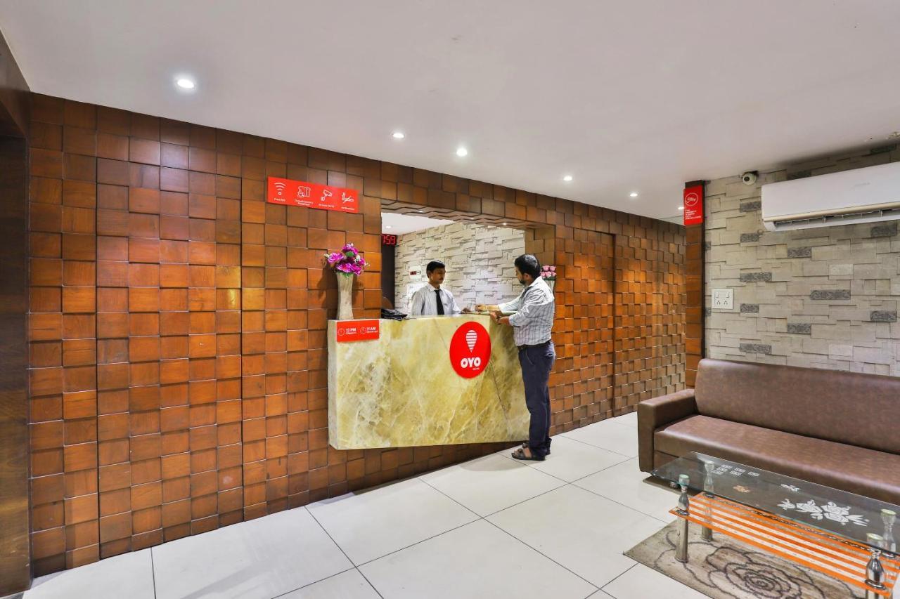 Oyo 1389 Hotel Relax Inn Surat Exterior foto