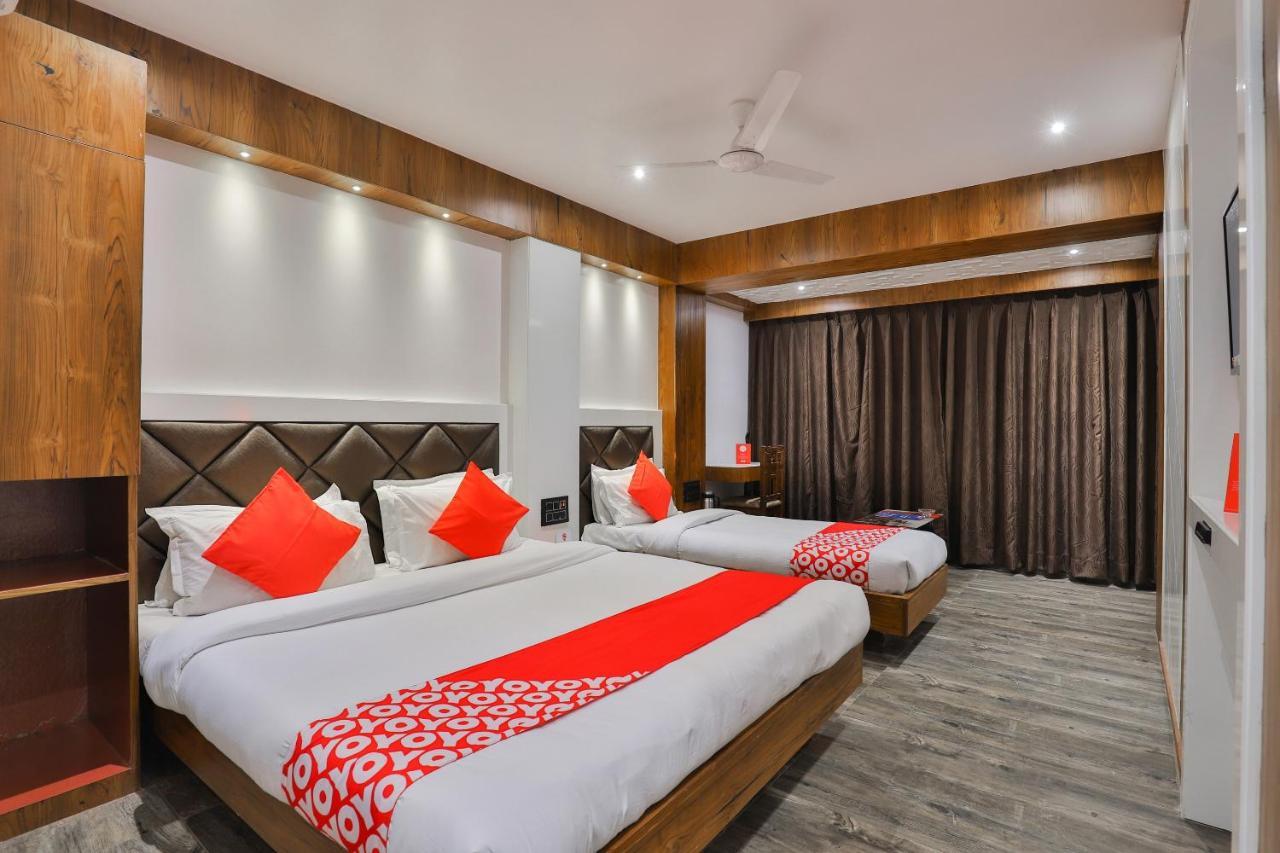 Oyo 1389 Hotel Relax Inn Surat Exterior foto