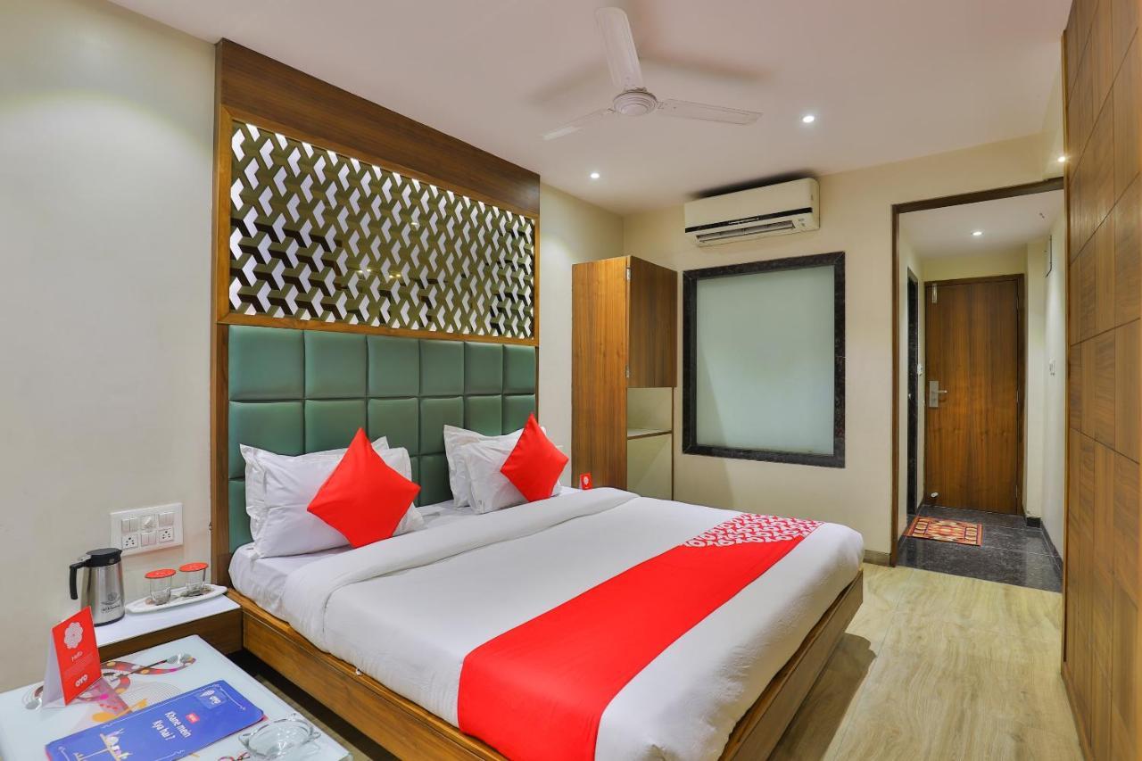 Oyo 1389 Hotel Relax Inn Surat Exterior foto