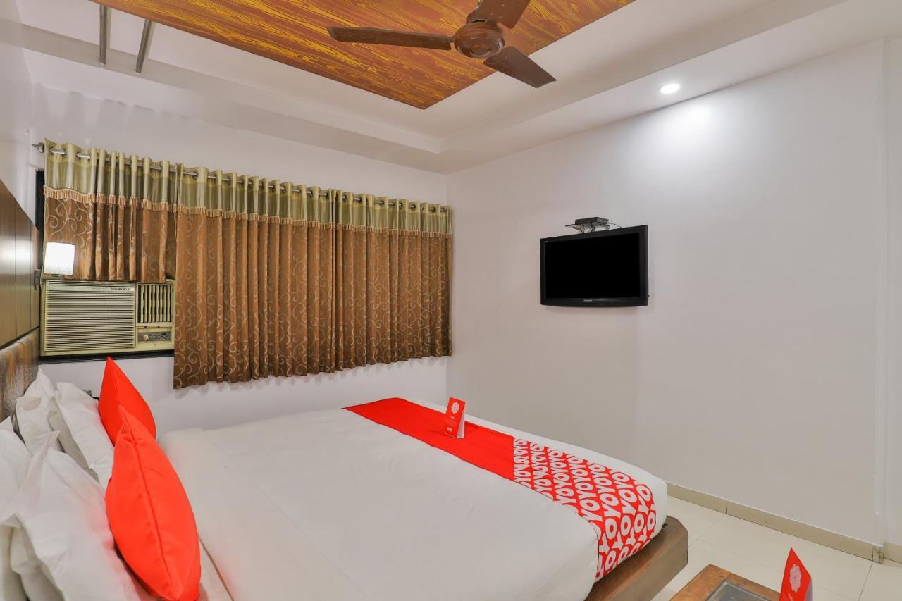 Oyo 1389 Hotel Relax Inn Surat Exterior foto