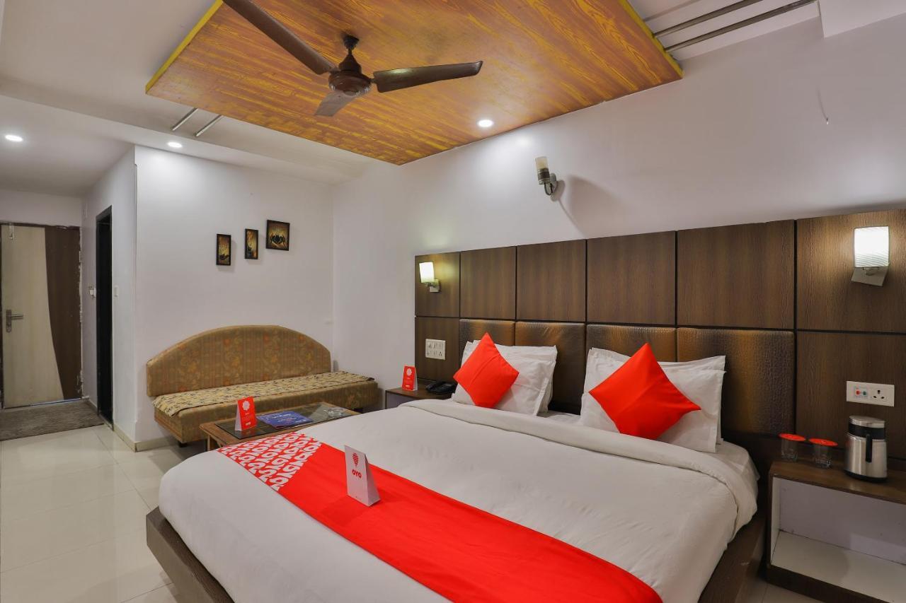 Oyo 1389 Hotel Relax Inn Surat Exterior foto