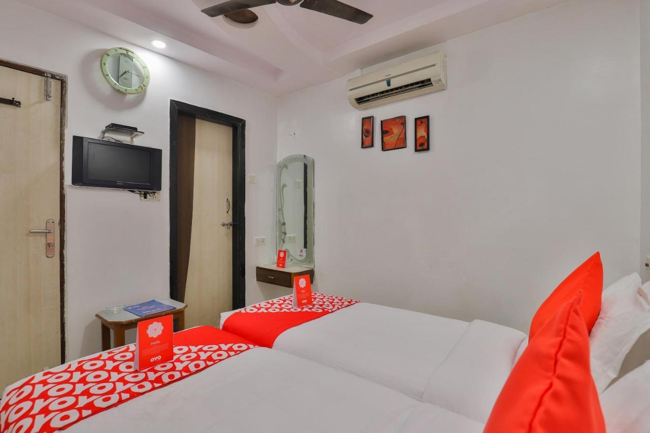 Oyo 1389 Hotel Relax Inn Surat Exterior foto